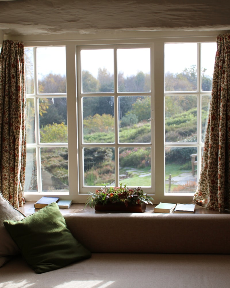 Bay window with garden view